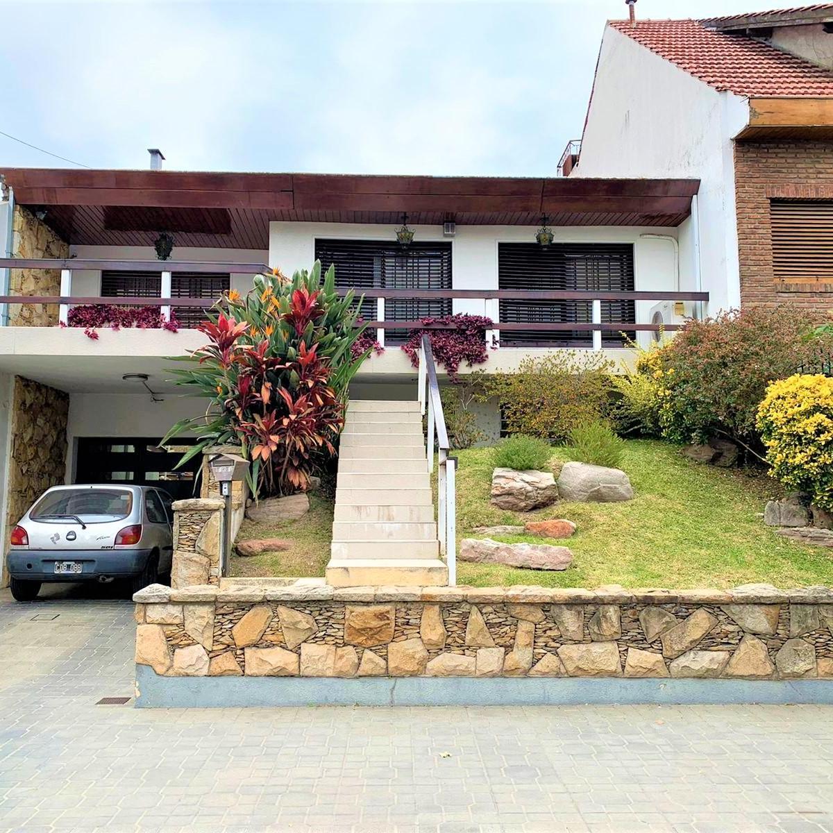 CASA DE 4 AMBIENTES CON PISCINA - LOTE 10X33 // CATRIEL 1373