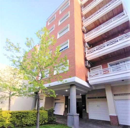 SEMIPISO DE 3 AMBIENTES - SUITE - COCHERA // MONTES DE OCA 2336