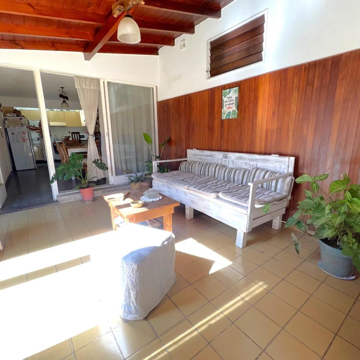 Foto de CASA 6 AMBIENTES - LOTE 216 M2 // ALVEAR 1959, imagen 2