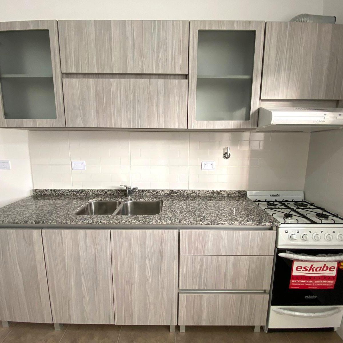 TRIPLEX 3 AMB + PLAYROOM + FONDO Y COCHERA - A ESTRENAR // OMBU 1467