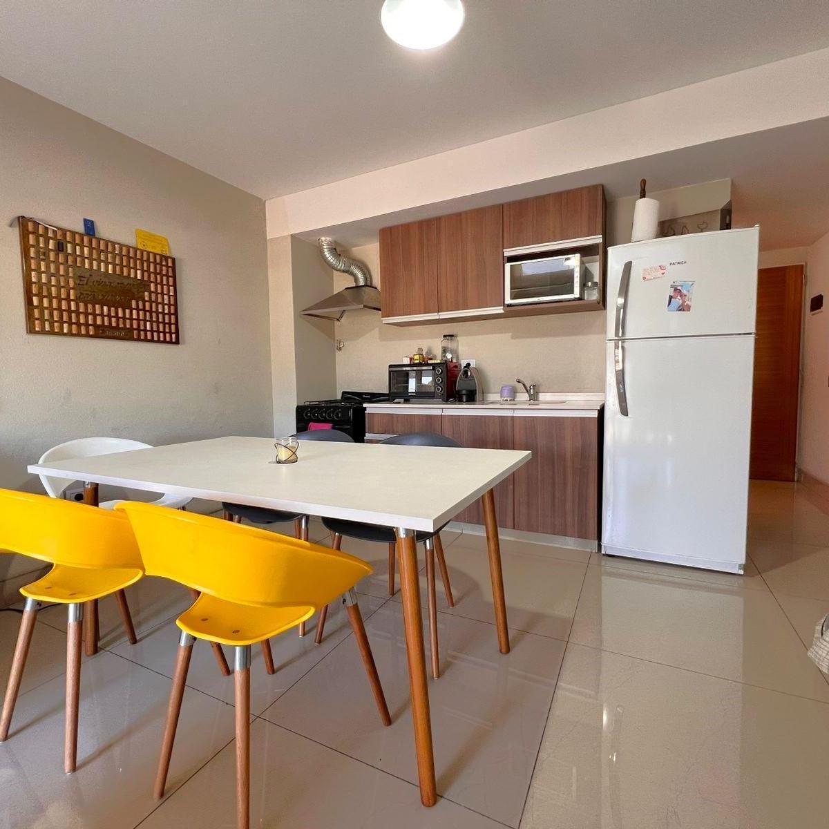 Foto de DEPTO 2 AMB EN DUPLEX CON BALCON // AV. PRES. PERON, imagen 5
