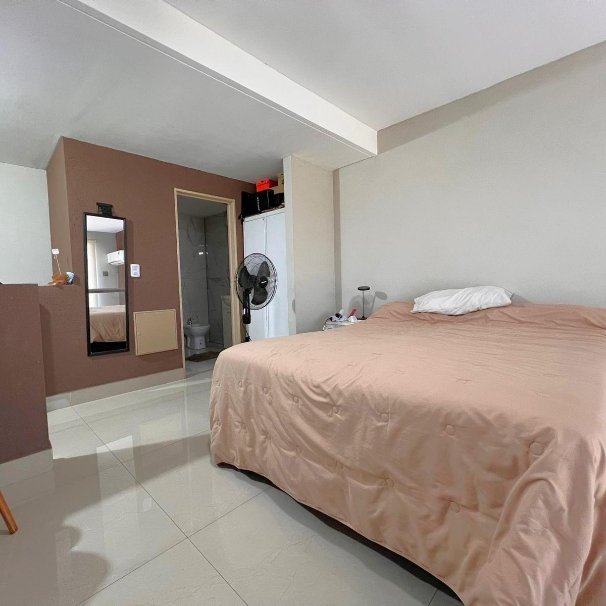 Foto de DEPTO 2 AMB EN DUPLEX CON BALCON // AV. PRES. PERON, imagen 3