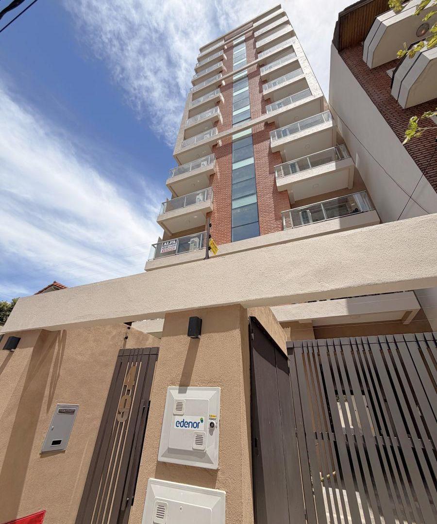 SEMIPISO DE 2 AMBIENTES - BALCON - SUITE - CENTRICO // SGTO. CABRAL 49