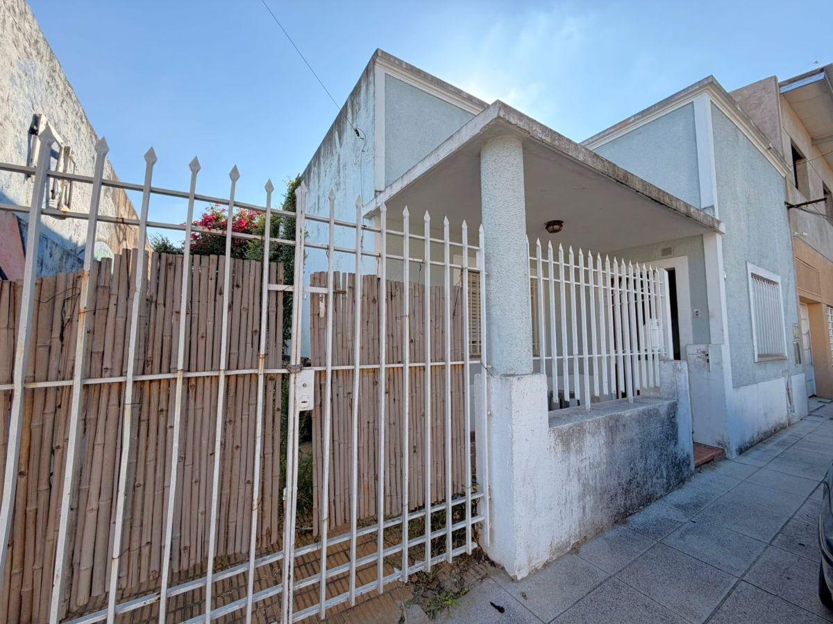 CASA DE 5 AMB - LOTE 10 X 20,06 // GRAL. GUIDO 816