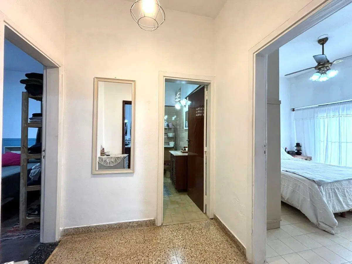 CASA DE 4 AMBIENTES CON COCHERA CUBIERTA, PATIO Y PILETA - VENTA DIRECTA !!! // AZUL 846 4