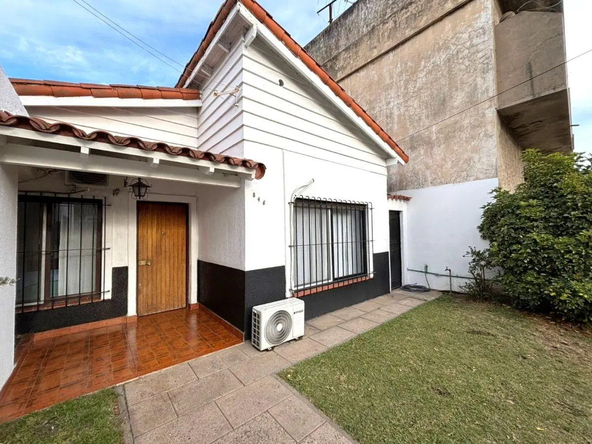 CASA DE 4 AMBIENTES CON COCHERA CUBIERTA, PATIO Y PILETA - VENTA DIRECTA !!! // AZUL 846 3