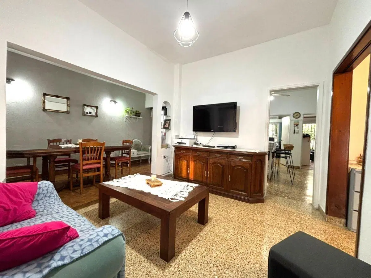 CASA DE 4 AMBIENTES CON COCHERA CUBIERTA, PATIO Y PILETA - VENTA DIRECTA !!! // AZUL 846 2
