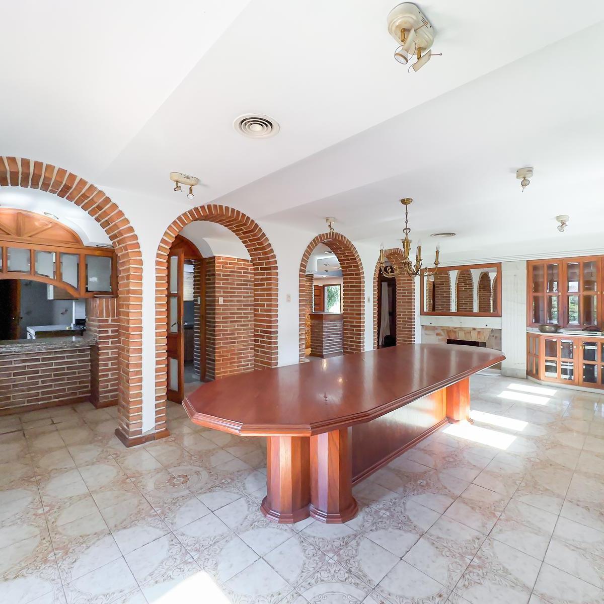 Casa 5 dormitorios, terreno 1200m2, pileta, quincho, Centro de Funes.