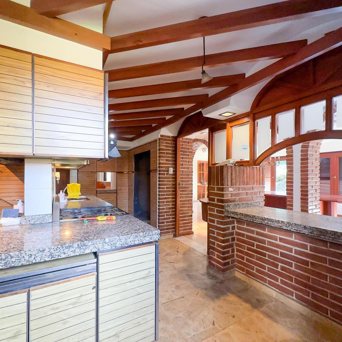 Foto de Casa 5 dormitorios, terreno 1200m2, pileta, quincho, Centro de Funes., imagen 2