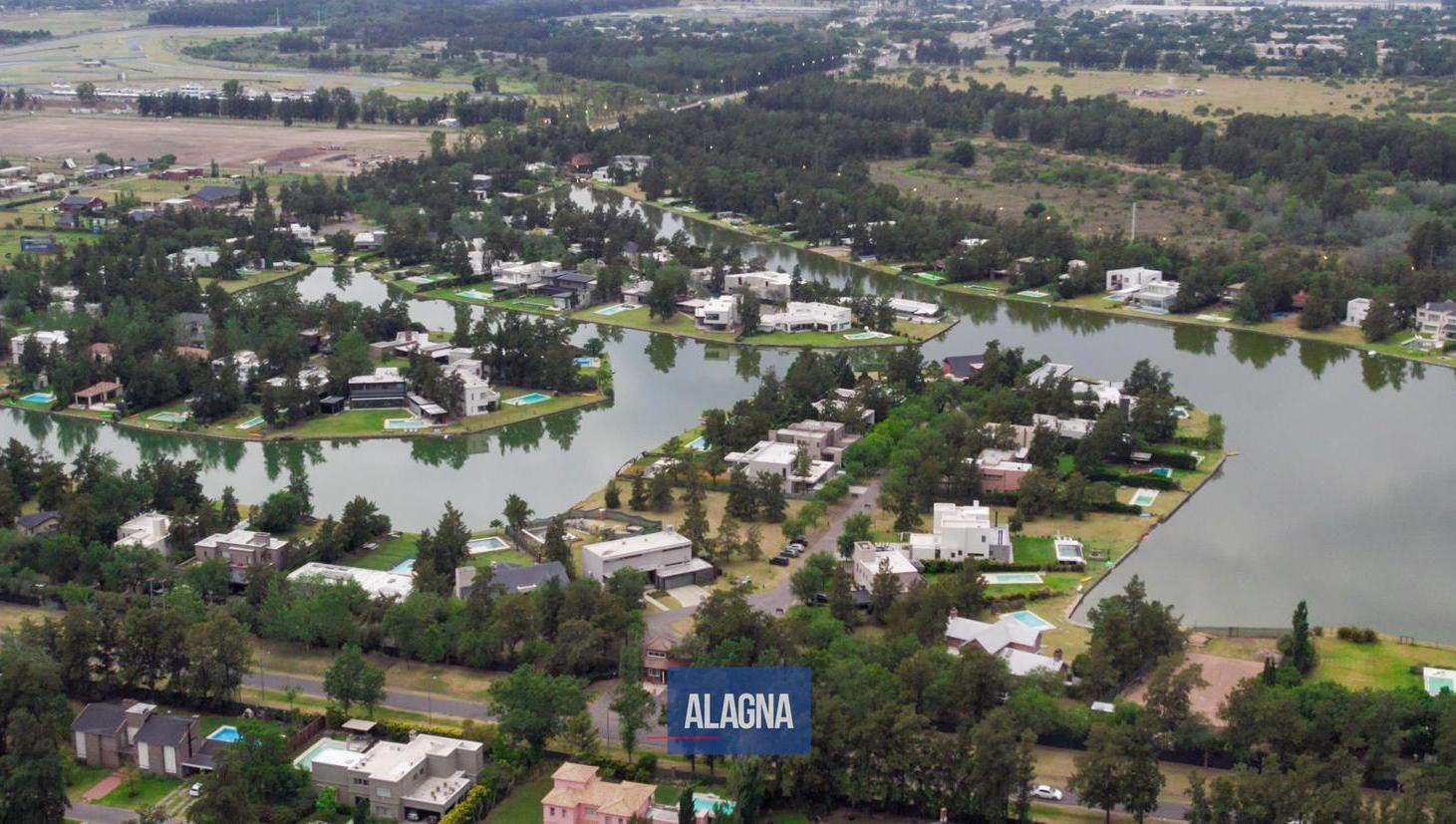 Casa en aldea lago, moderna, premium, 1400 m2, 4 dormitorios en suite