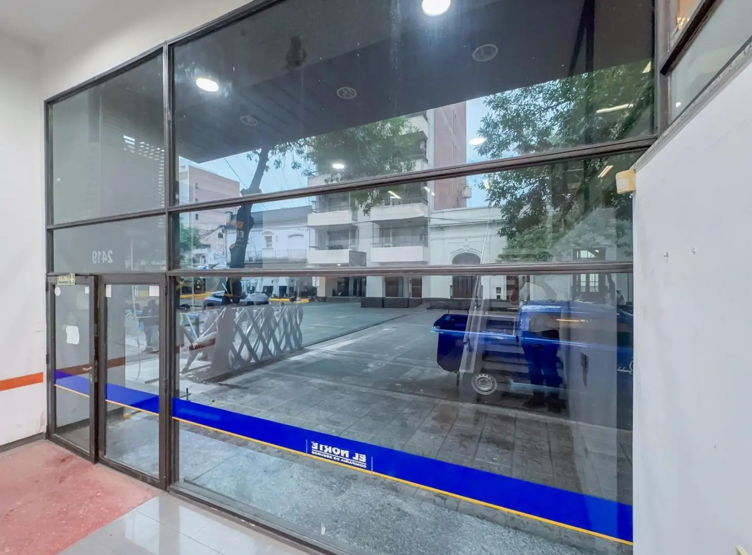 Local comercial en alquiler, 6mts de vidriera, ascensor, 2 plantas, Lourdes 5