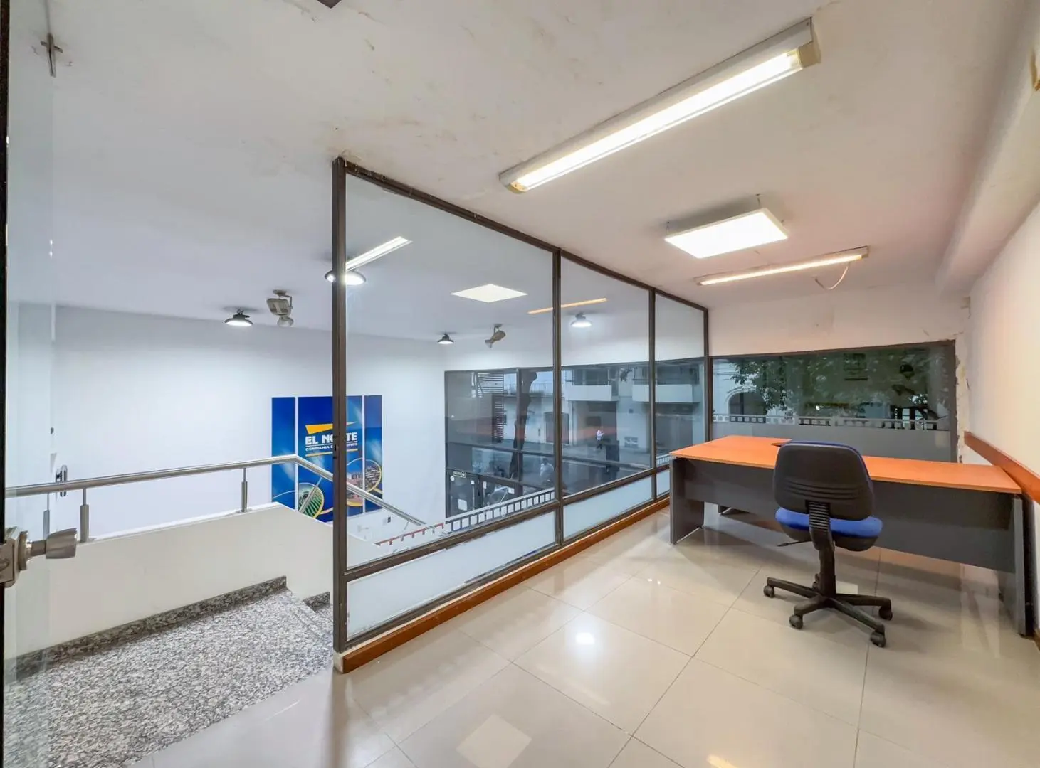 Local comercial en alquiler, 6mts de vidriera, ascensor, 2 plantas, Lourdes 8