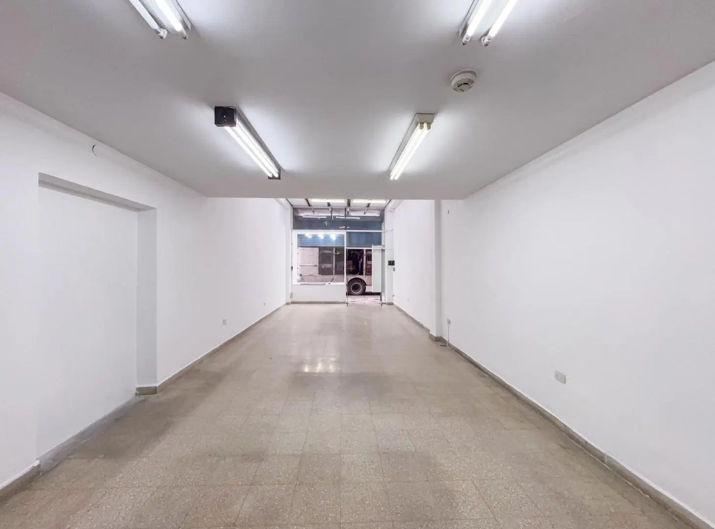 Local en alquiler, amplia vidriera, zona comercial, entre piso 4