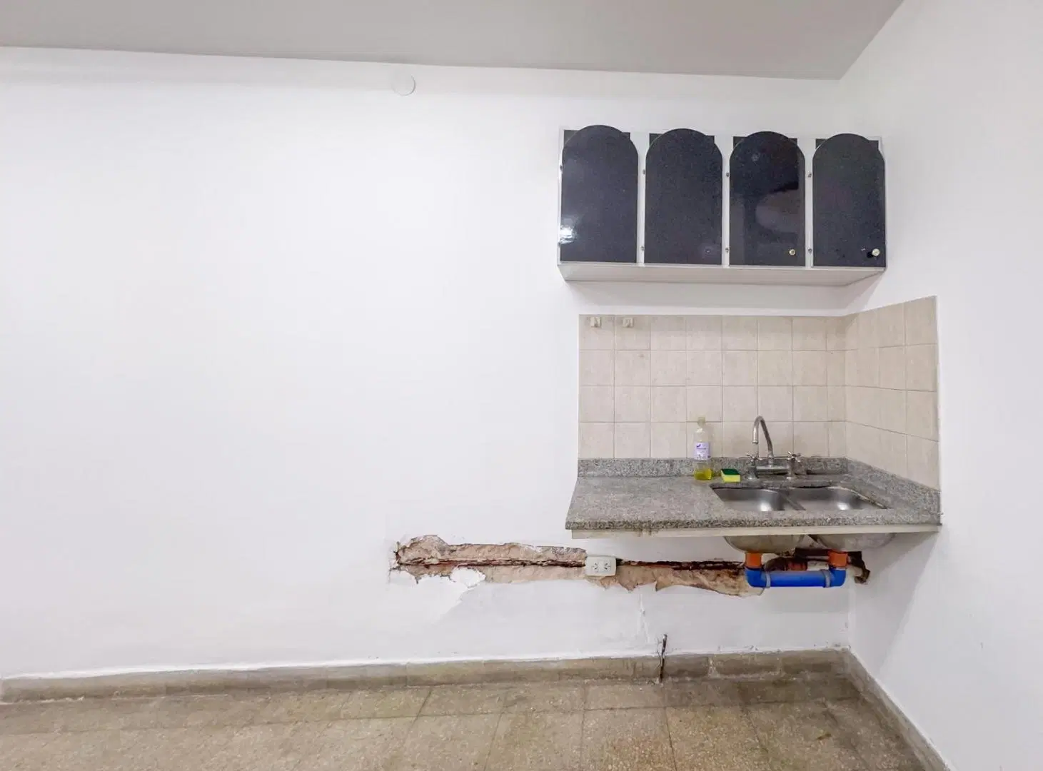 Local en alquiler, amplia vidriera, zona comercial, entre piso 5