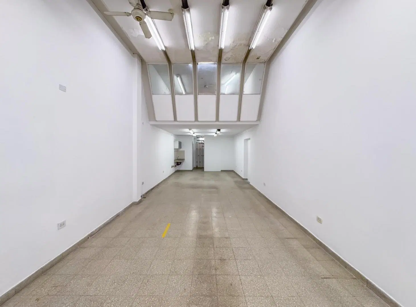 Local en alquiler, amplia vidriera, zona comercial, entre piso 2