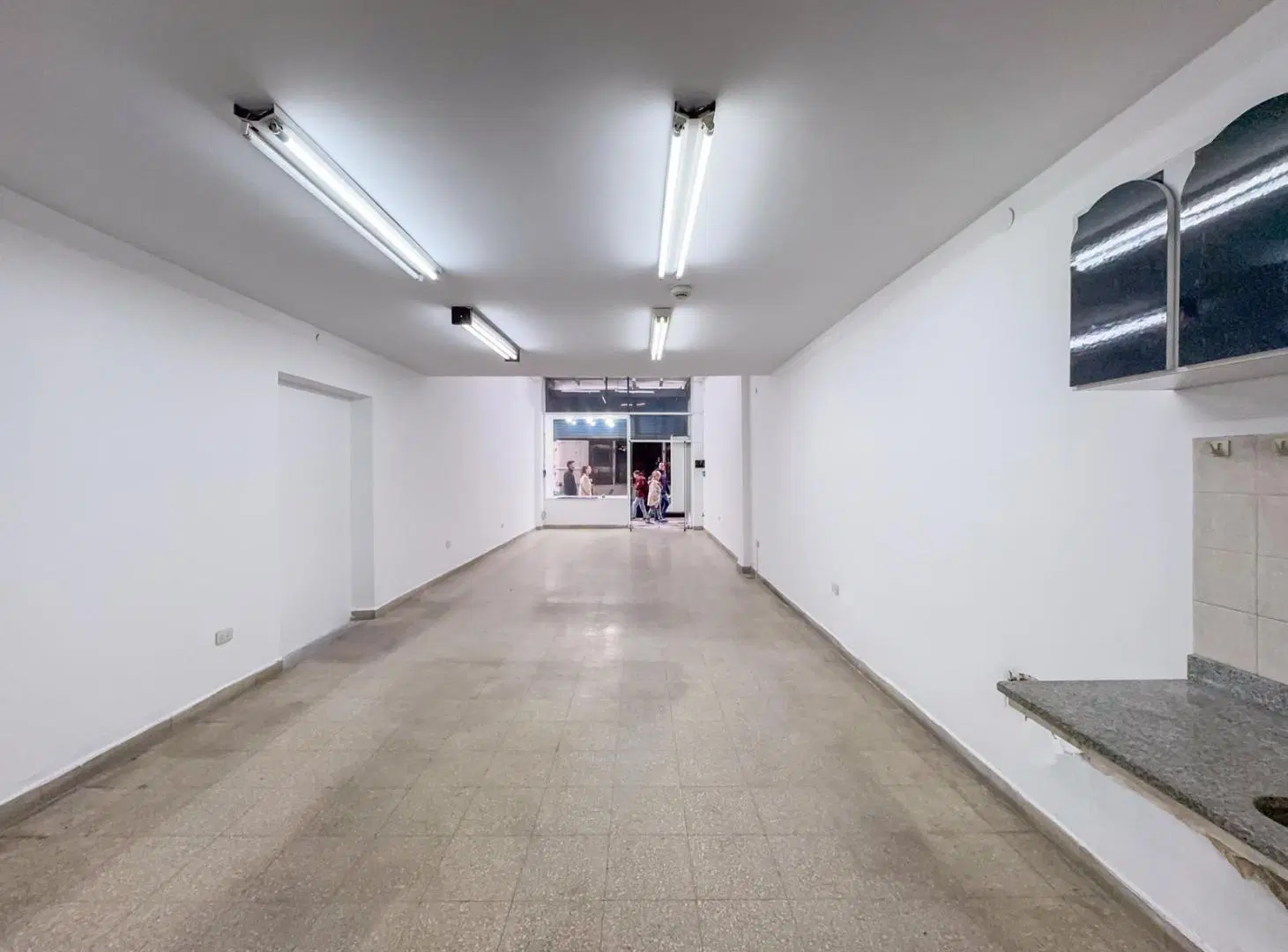 Local en alquiler, amplia vidriera, zona comercial, entre piso 1