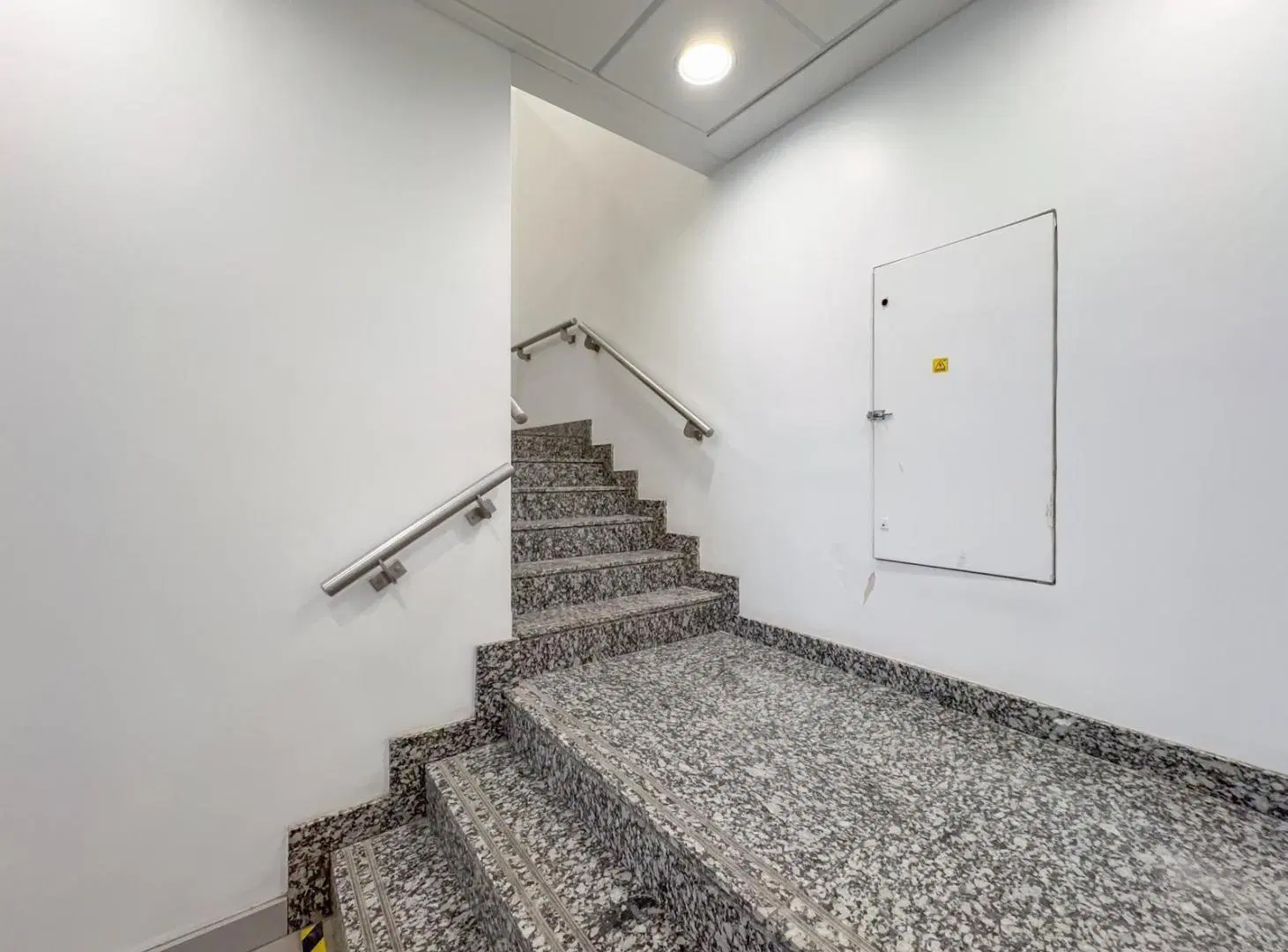 Local en esquina en alquiler, 2 plantas, 480m2, calle Pellegrini, Centro 2