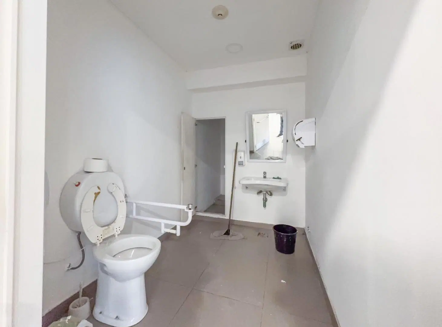 Local en esquina en alquiler, 2 plantas, 480m2, calle Pellegrini, Centro 3