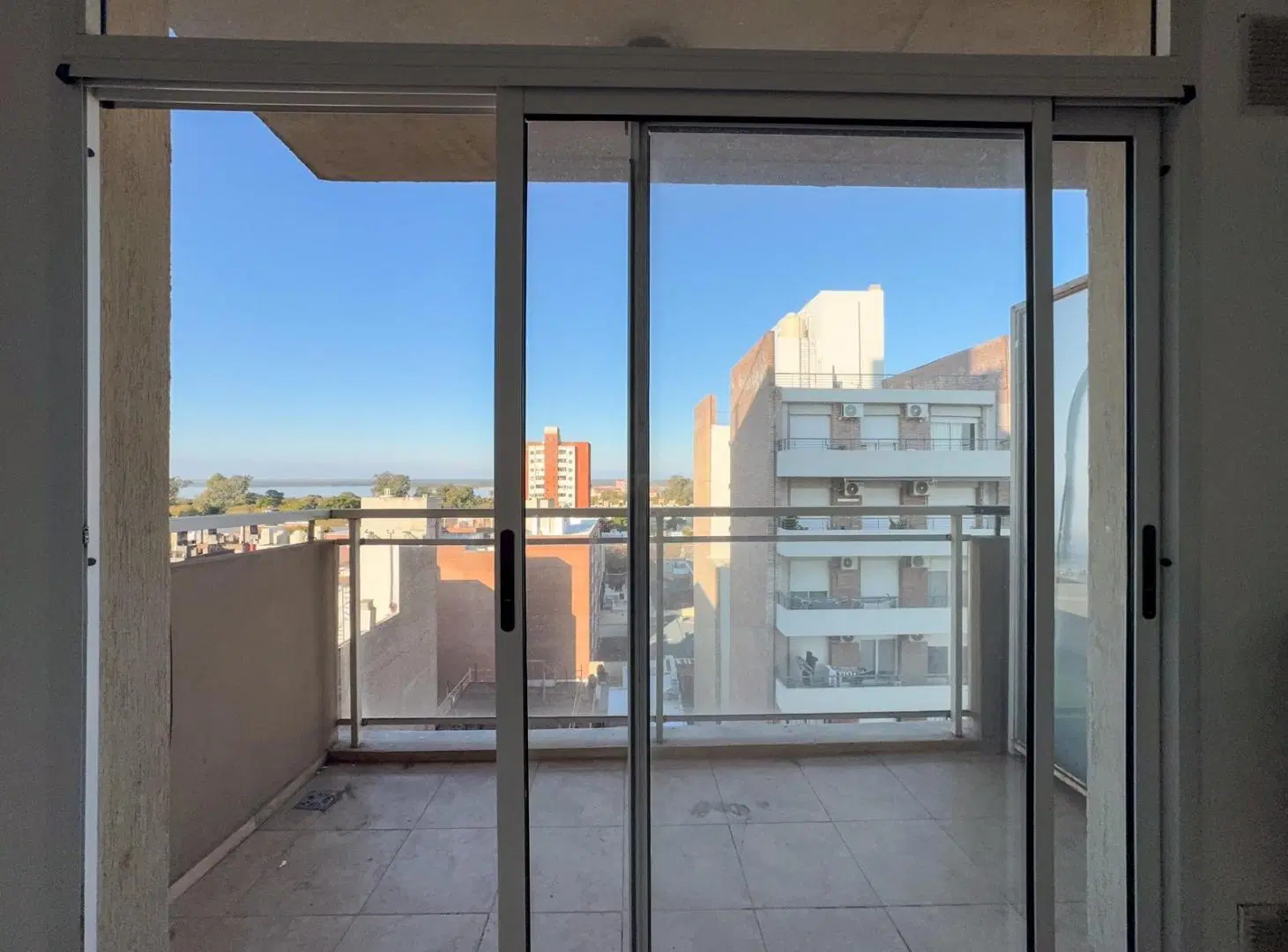 Monoambiente en alquiler, vista parcial rio, balcon 1