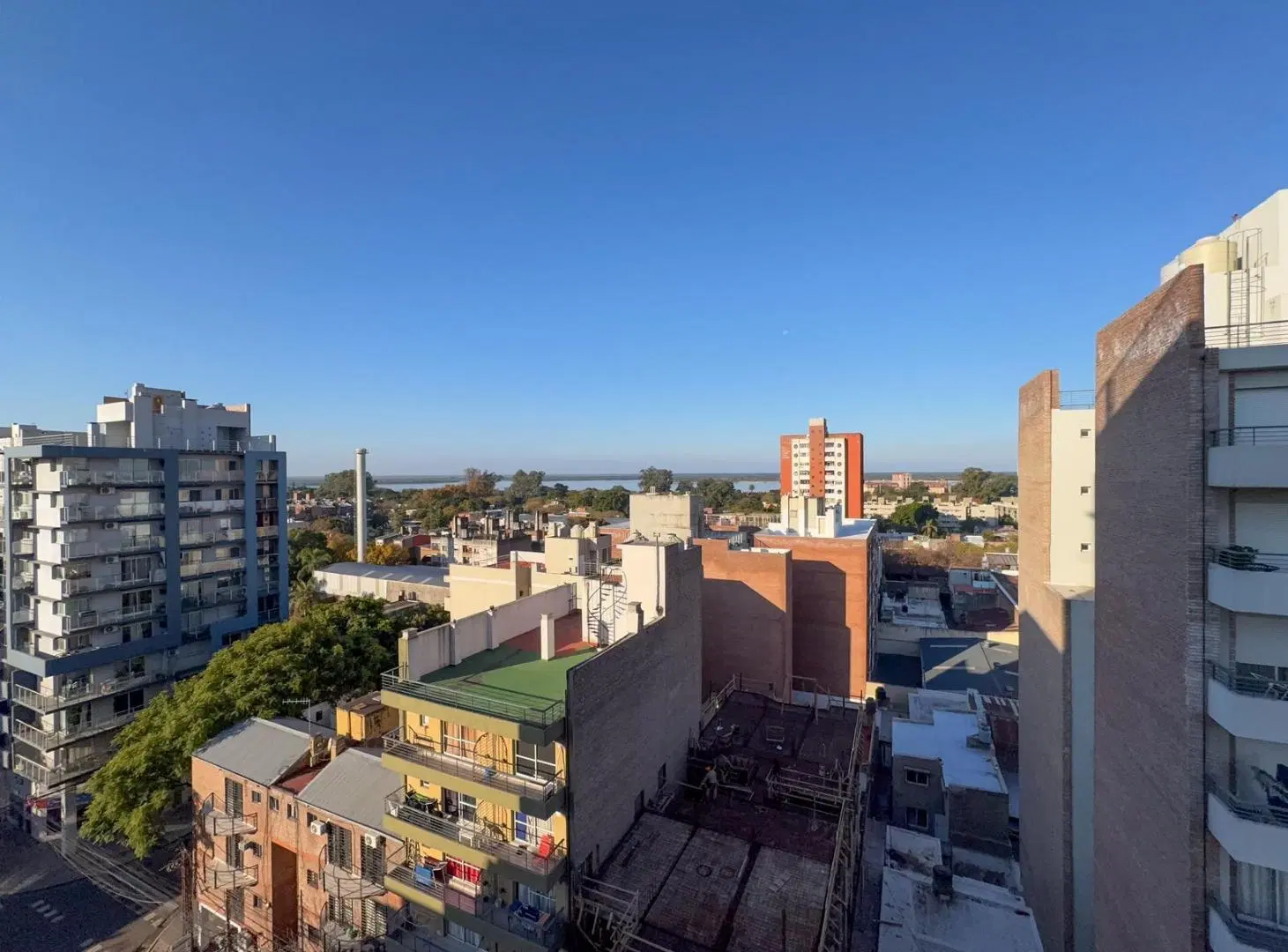 Monoambiente en alquiler, vista parcial rio, balcon 3