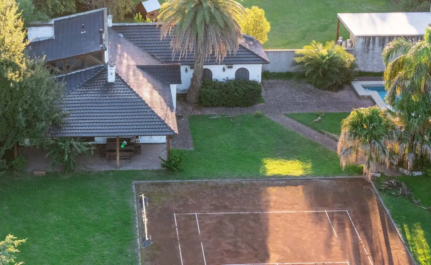 Casa 2 dormitorios, terreno 2300 mt2, excelente ubicacion, funes 4