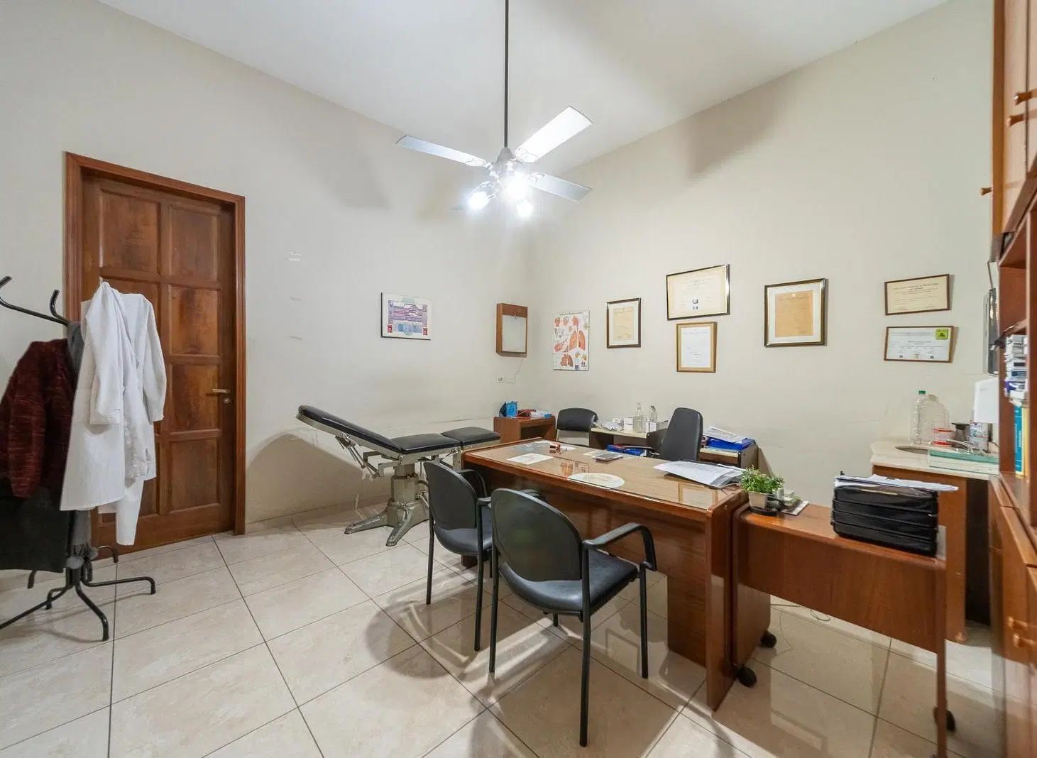 Local comercial, 2 plantas, terraza, varias oficinas/consultorios, Centro 3