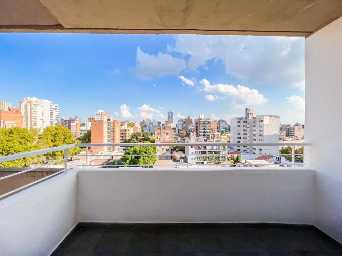 Monoambiente. Balcon contrafrente. Barrio Lourdes. 2