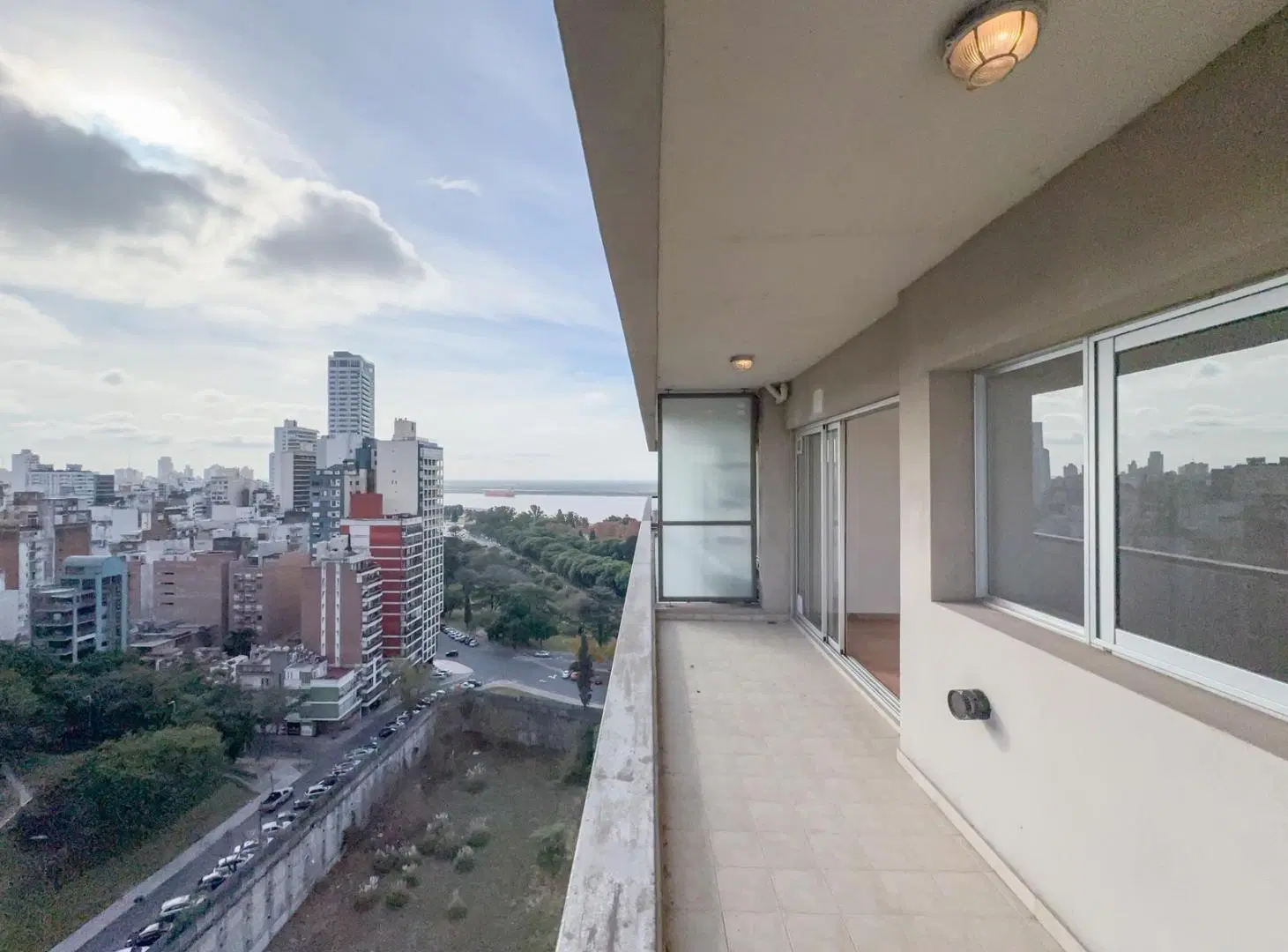 Monoambiente, dividido, balcon, vista parcial rio, Martin 2