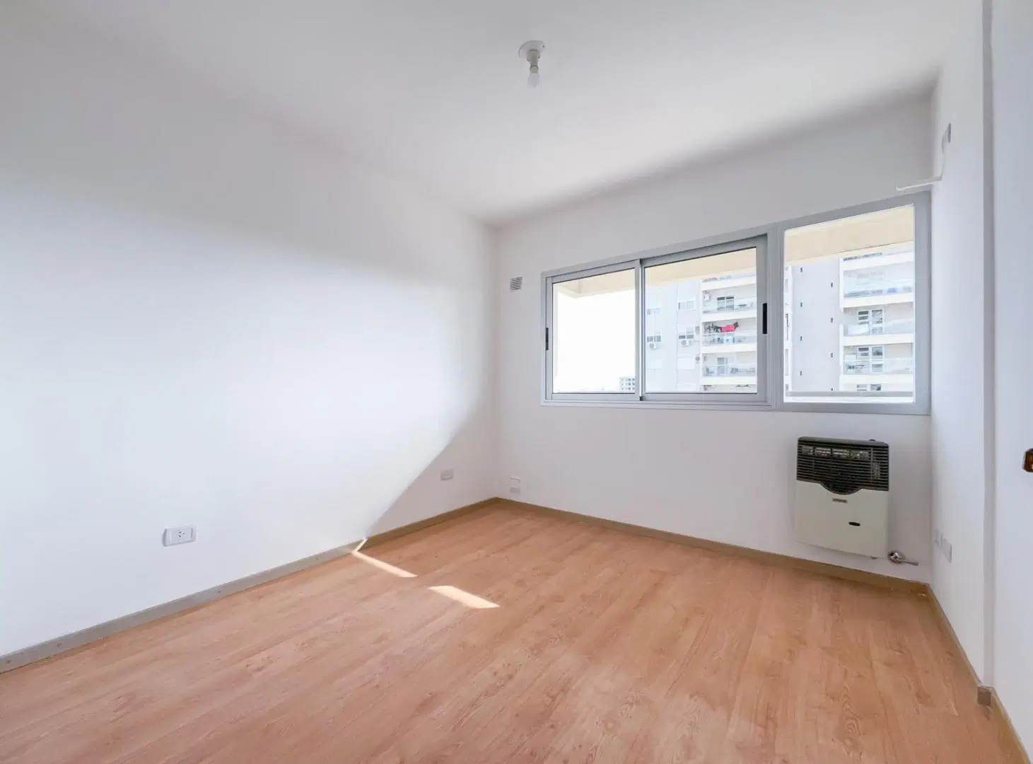 Monoambiente, dividido, balcon, vista parcial rio, Martin 3