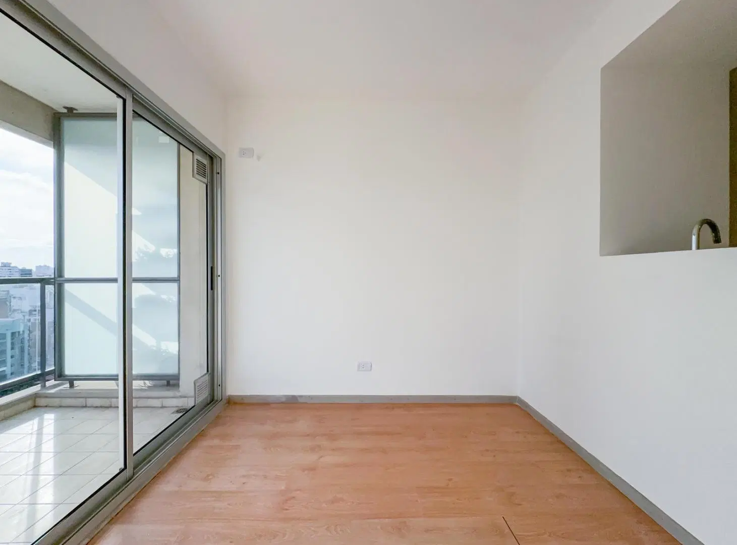 Monoambiente, dividido, balcon, vista parcial rio, Martin 5