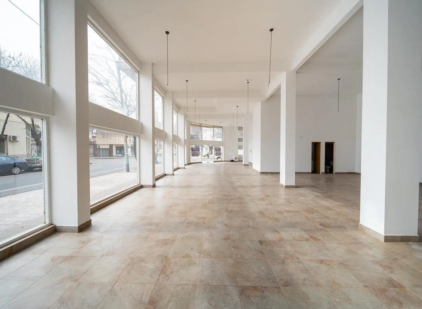 Local es esquina, 200 m2, amplia vidriera, una planta 5