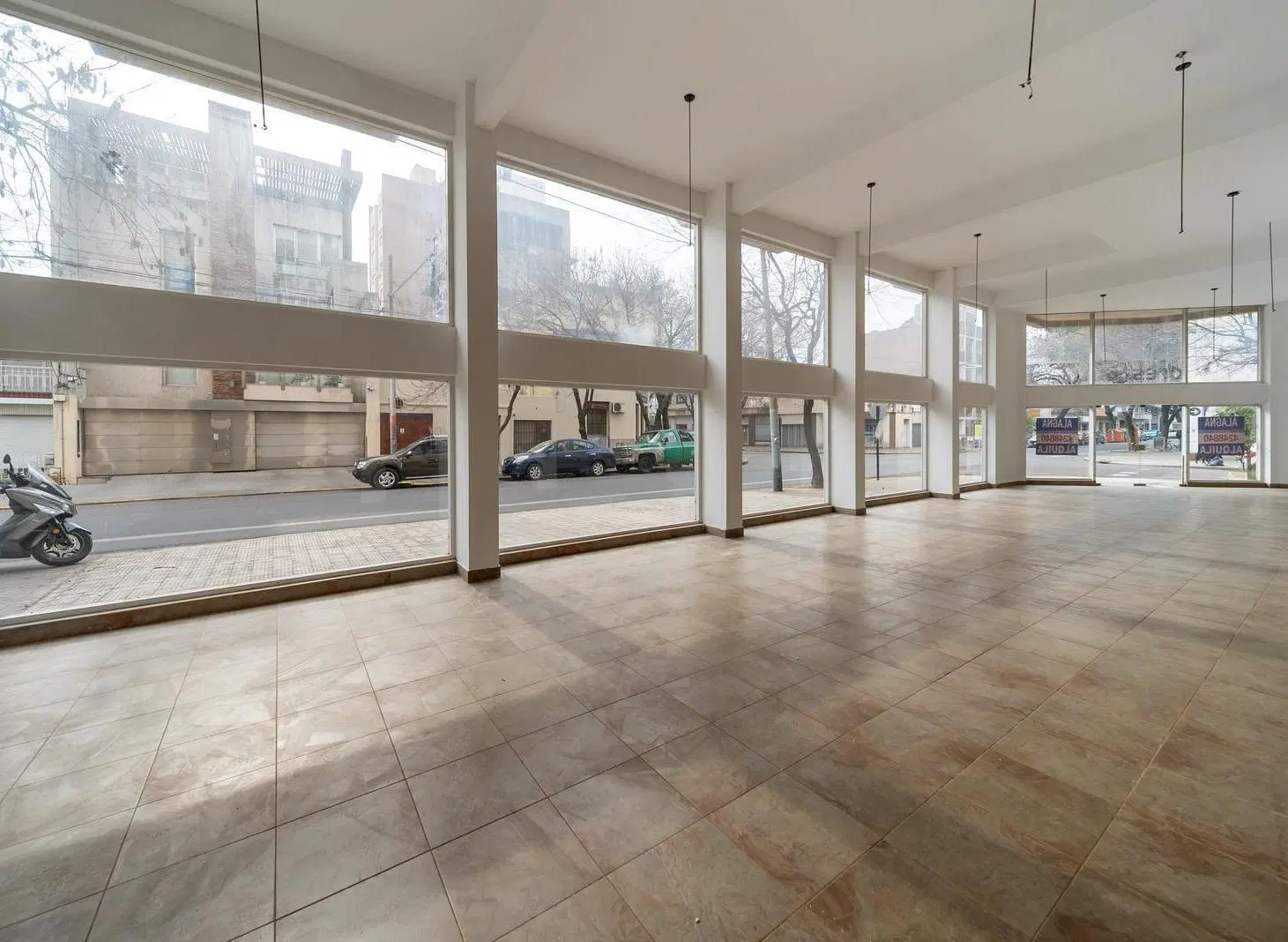 Local es esquina, 200 m2, amplia vidriera, una planta 3