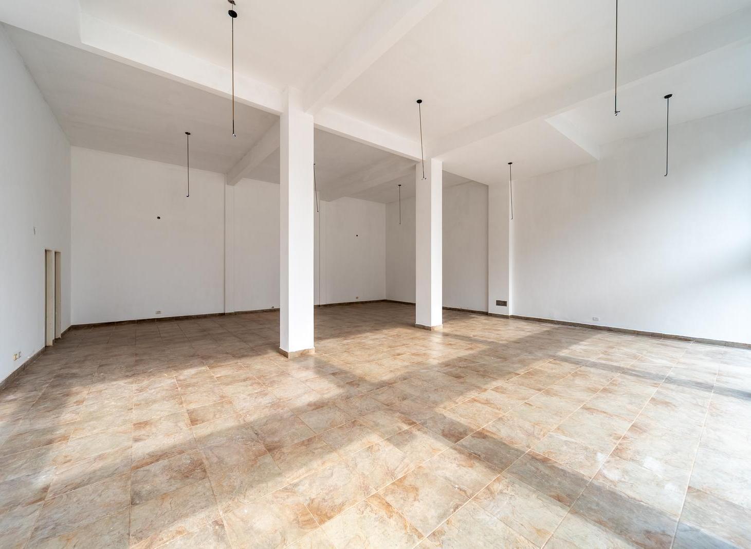 Foto de Local es esquina, 200 m2, amplia vidriera, una planta, imagen 1