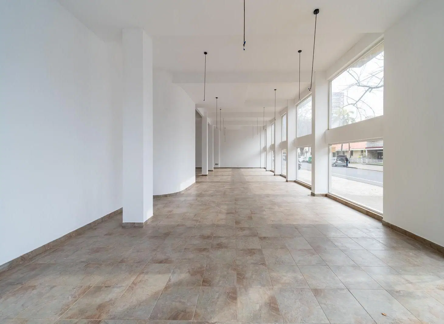 Local es esquina, 200 m2, amplia vidriera, una planta 8