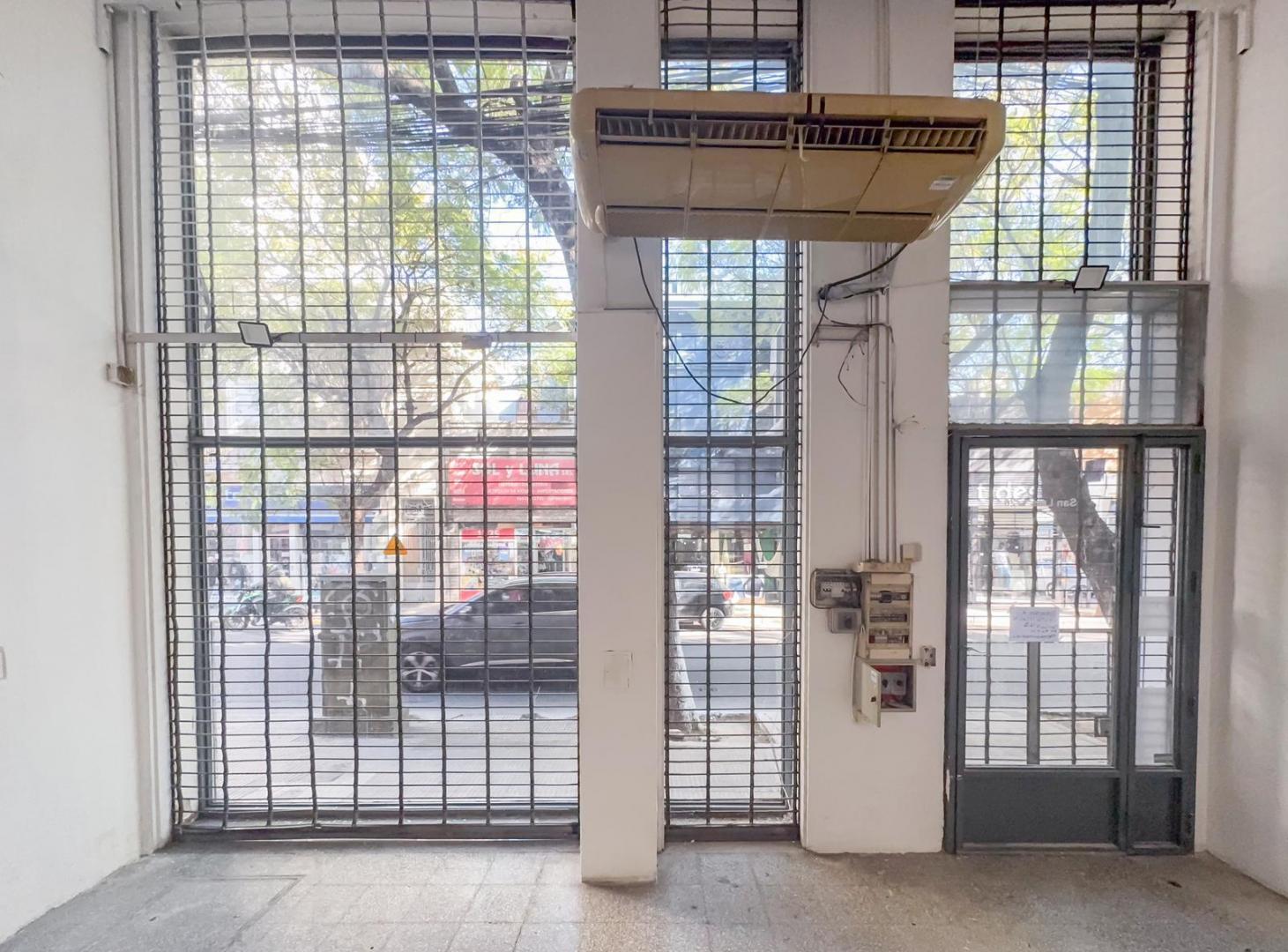 Foto de Local en alquiler, calle San Luis, 270m2, 4 baños, Centro, imagen 1