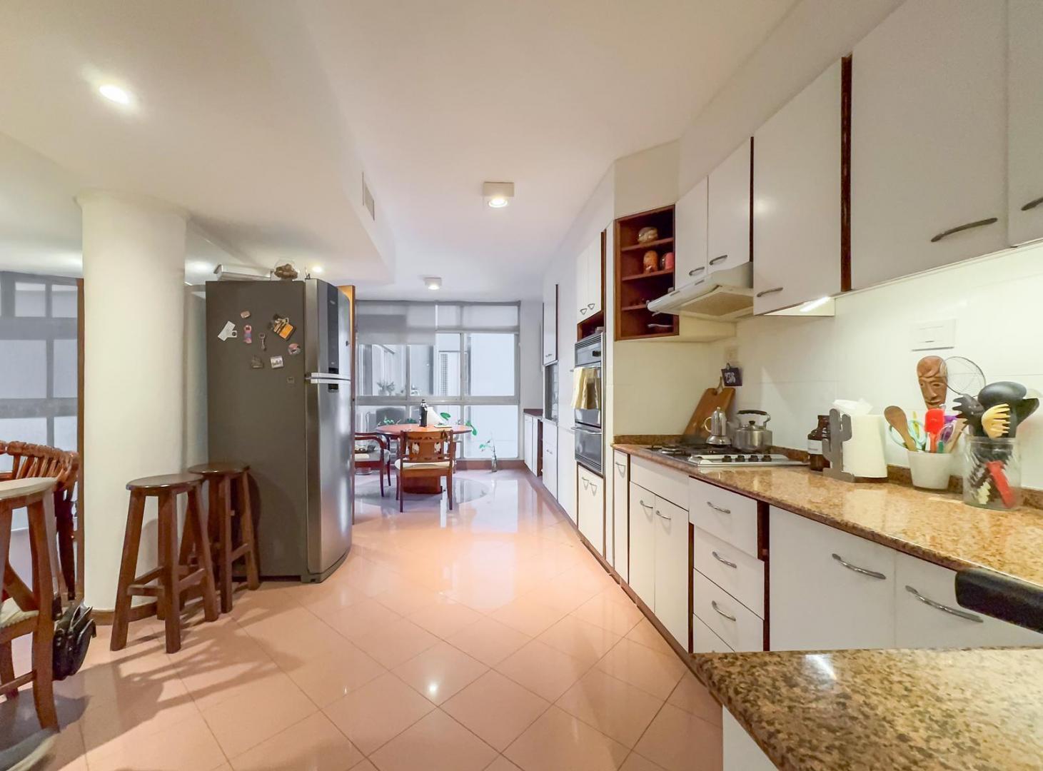 Foto de Departamento 4 dormitorios, cocina separada, 2 cocheras, Blvd Oroño, imagen 3