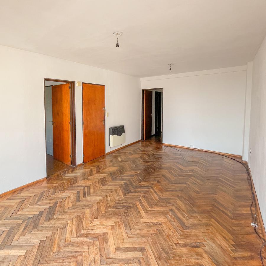 Foto de Departamento 2 dormitorios con cocina separada y balcón al frente en, imagen 2