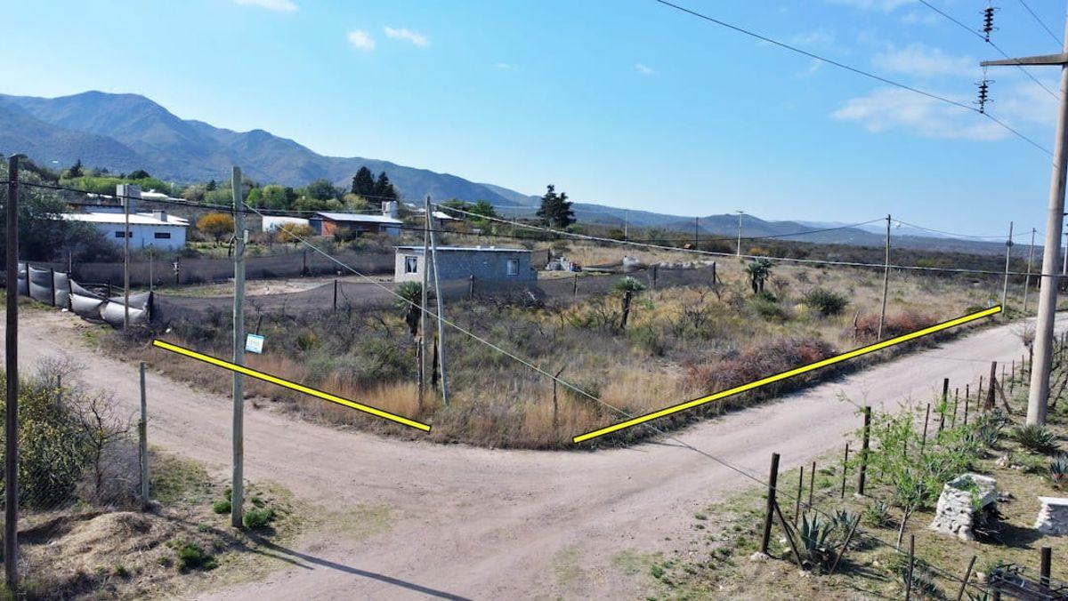 Foto de Vendo lote amplio en Los Cocos, Córdoba. Esquina con gas natural., imagen 1