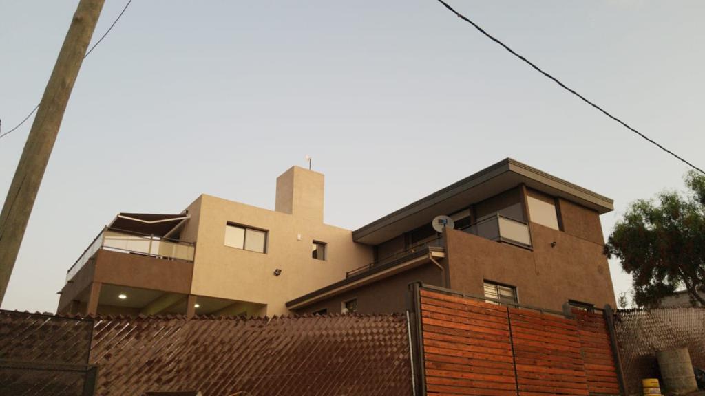 Vendo Casa de Categoria con Quincho y Pileta 4