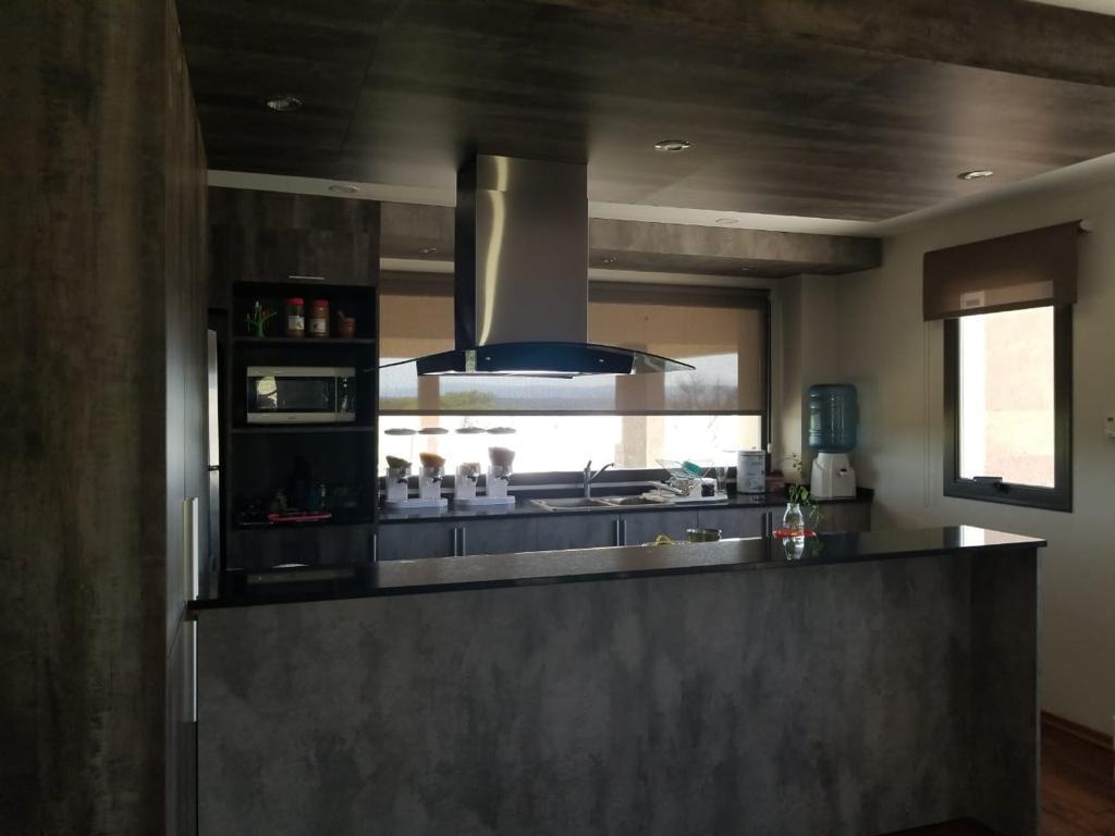 Vendo Casa de Categoria con Quincho y Pileta 5