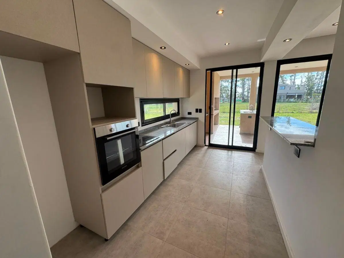 casa 4 ambientes barrio santa sofia pilar del este 2