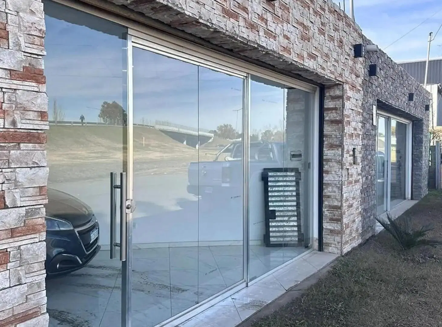 ALQUILER, LOCAL COMERCIAL CON AMPLIO ESTACIONAMIENTO EN KM 41 2