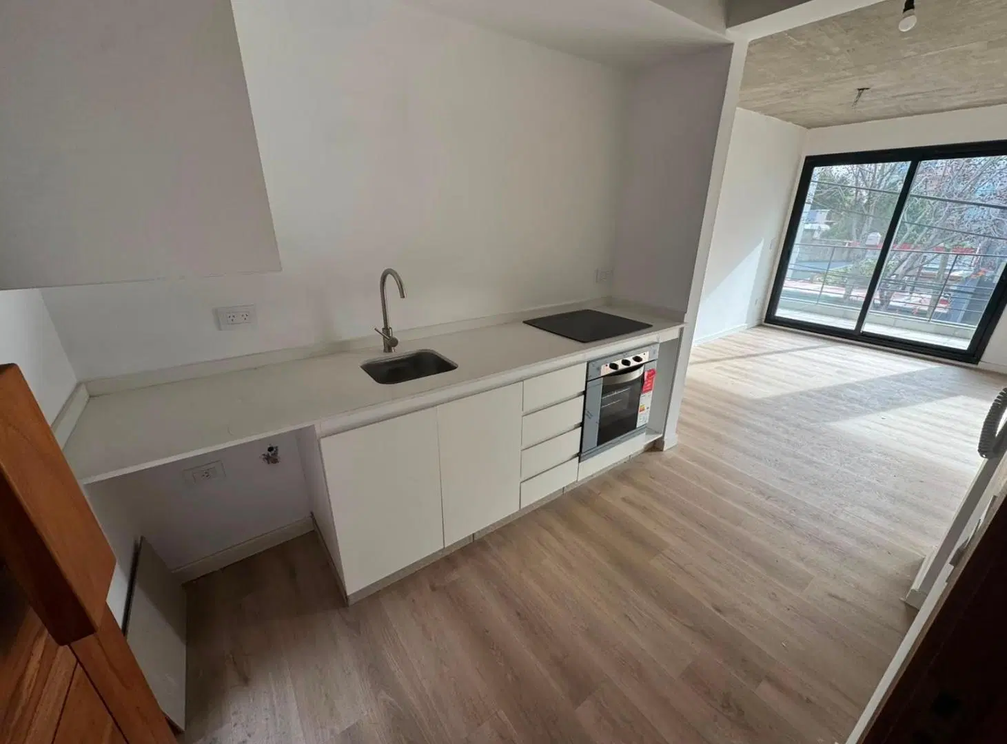 ALQUILER DEPTO DOS AMBIENTES CON TERRAZA PROPIA, EN VICTORIA 1