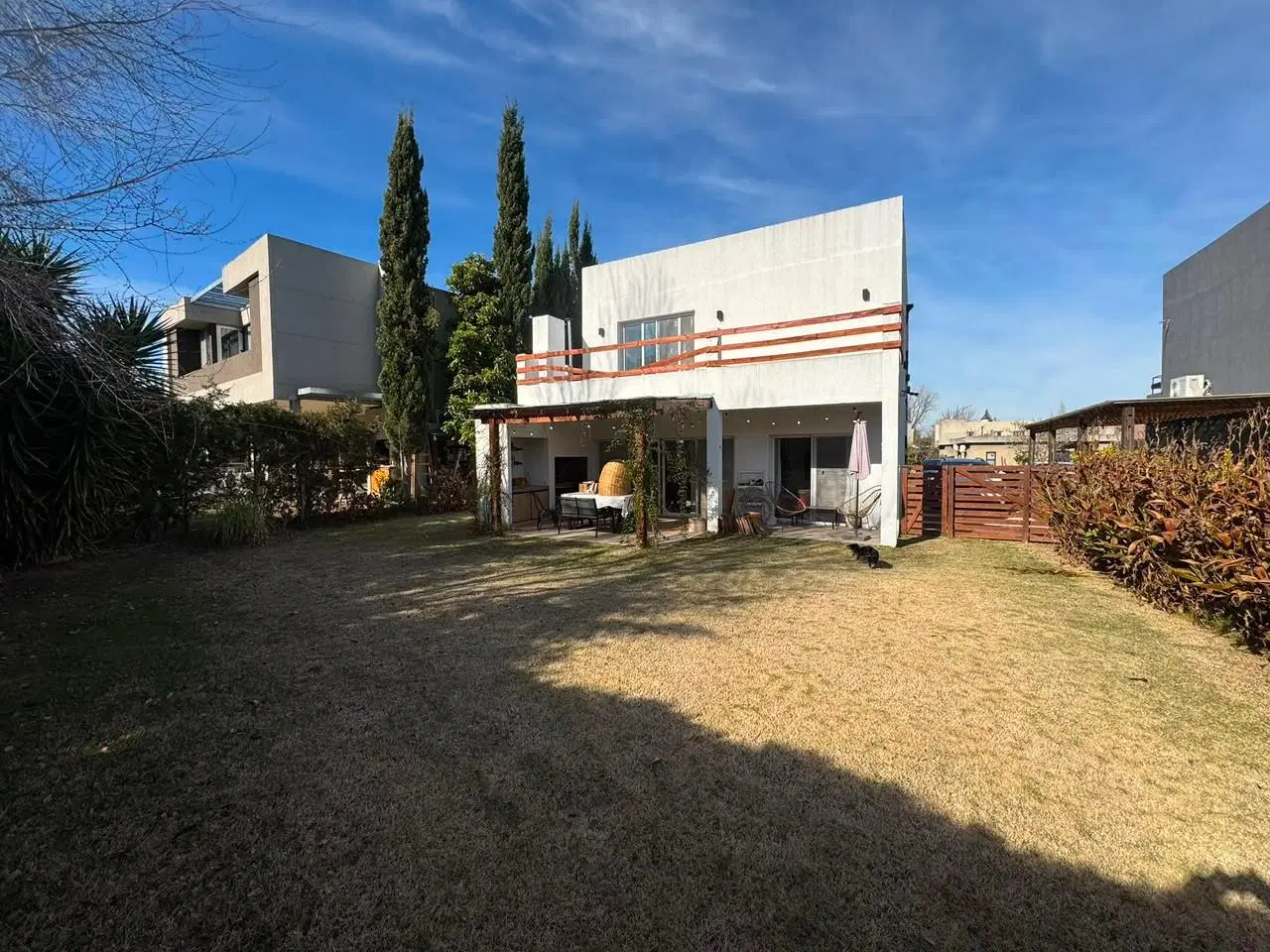ALQUILER CASA EN DOS PLANTAS, EN BARRIO LOS TILOS, COMPLEJO LA CAÑADA 3