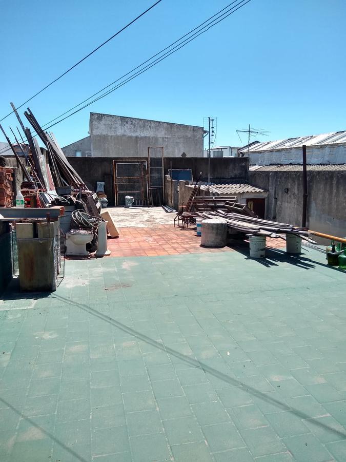 Amplio Local y Vivienda de 3 Ambientes Comodos, con Patio y Terraza 3
