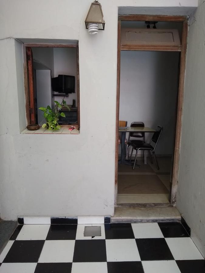Amplio Local y Vivienda de 3 Ambientes Comodos, con Patio y Terraza 2