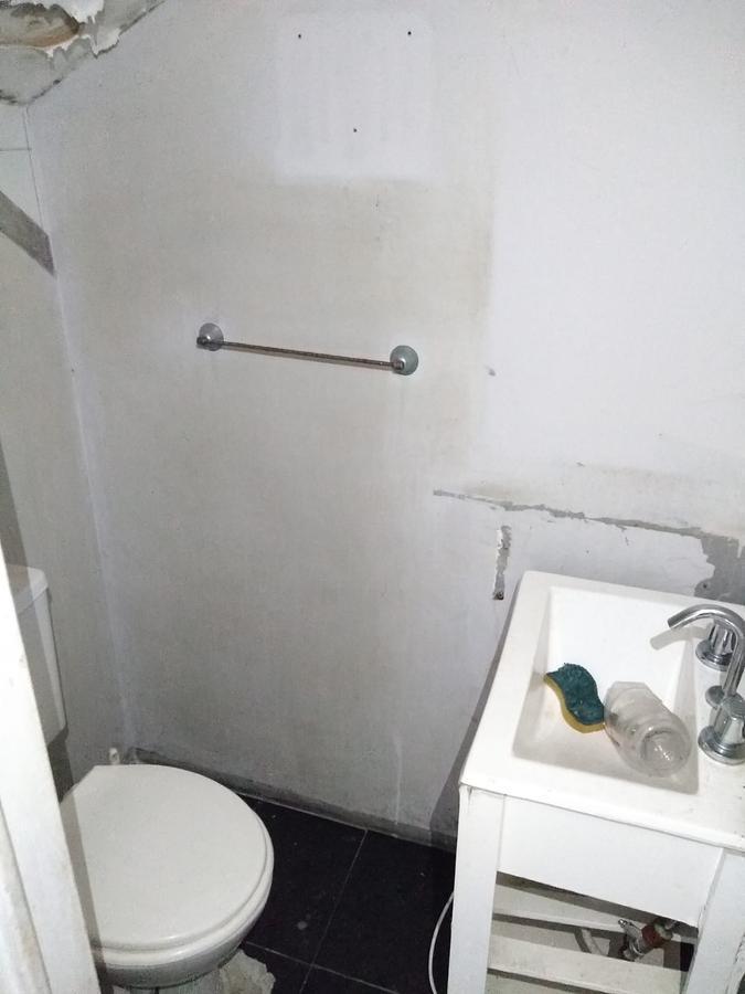 Amplio Local y Vivienda de 3 Ambientes Comodos, con Patio y Terraza 2