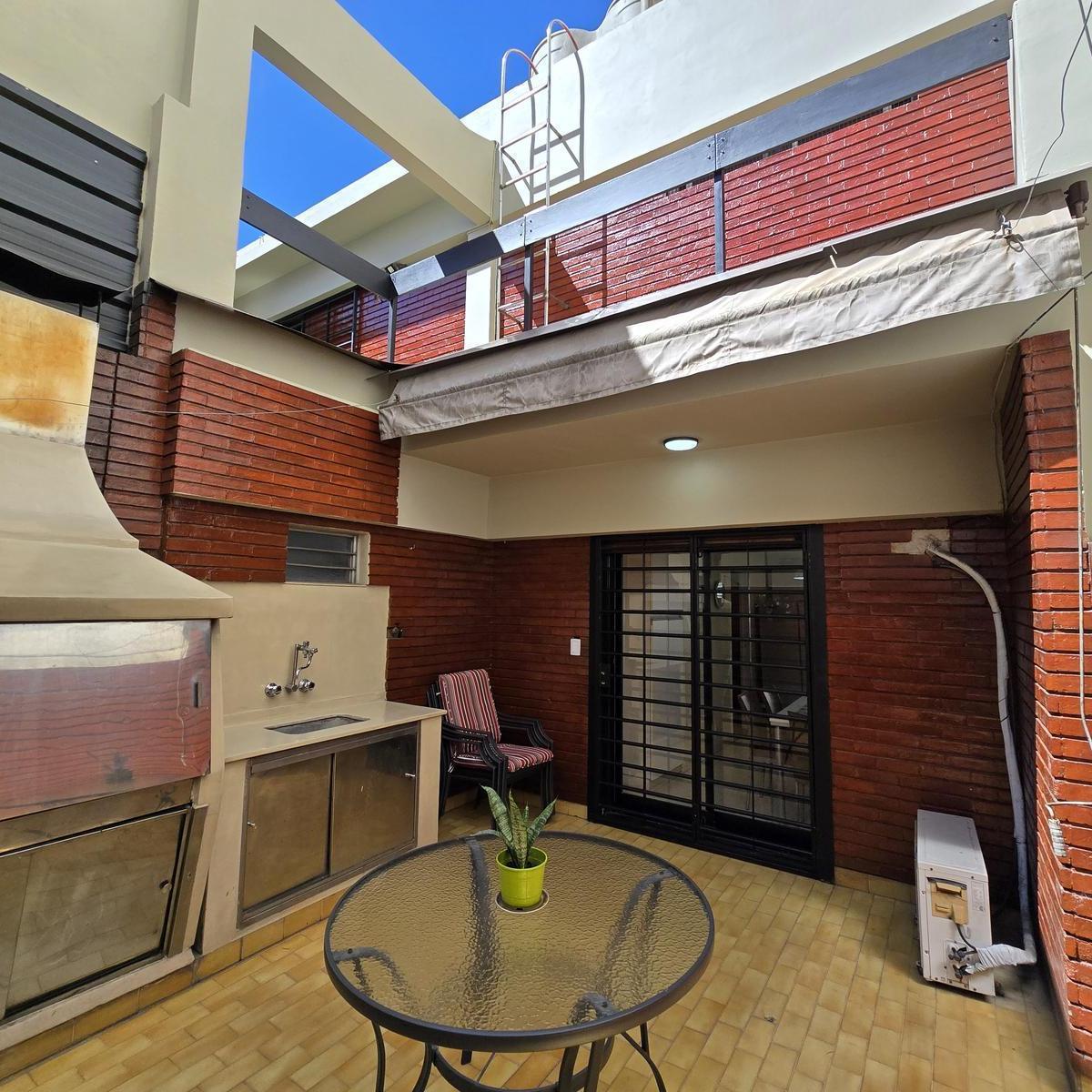 Excelente Casa de 5 Ambientes de 3 Plantas - Patio/parrilla - Terraza 2