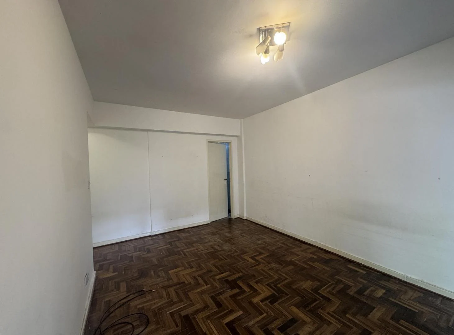Foto de DEPARTAMENTO DE 1 AMBIENTE C/ COCINA SEPARADA Y BALCÓN AL FRENTE, imagen 1
