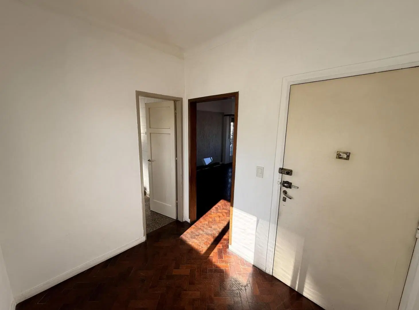 DEPARTAMENTO 3 AMBIENTES EN ALQUILER EN PARQUE CHACABUCO CON BALCÓN AL FRENTE 2